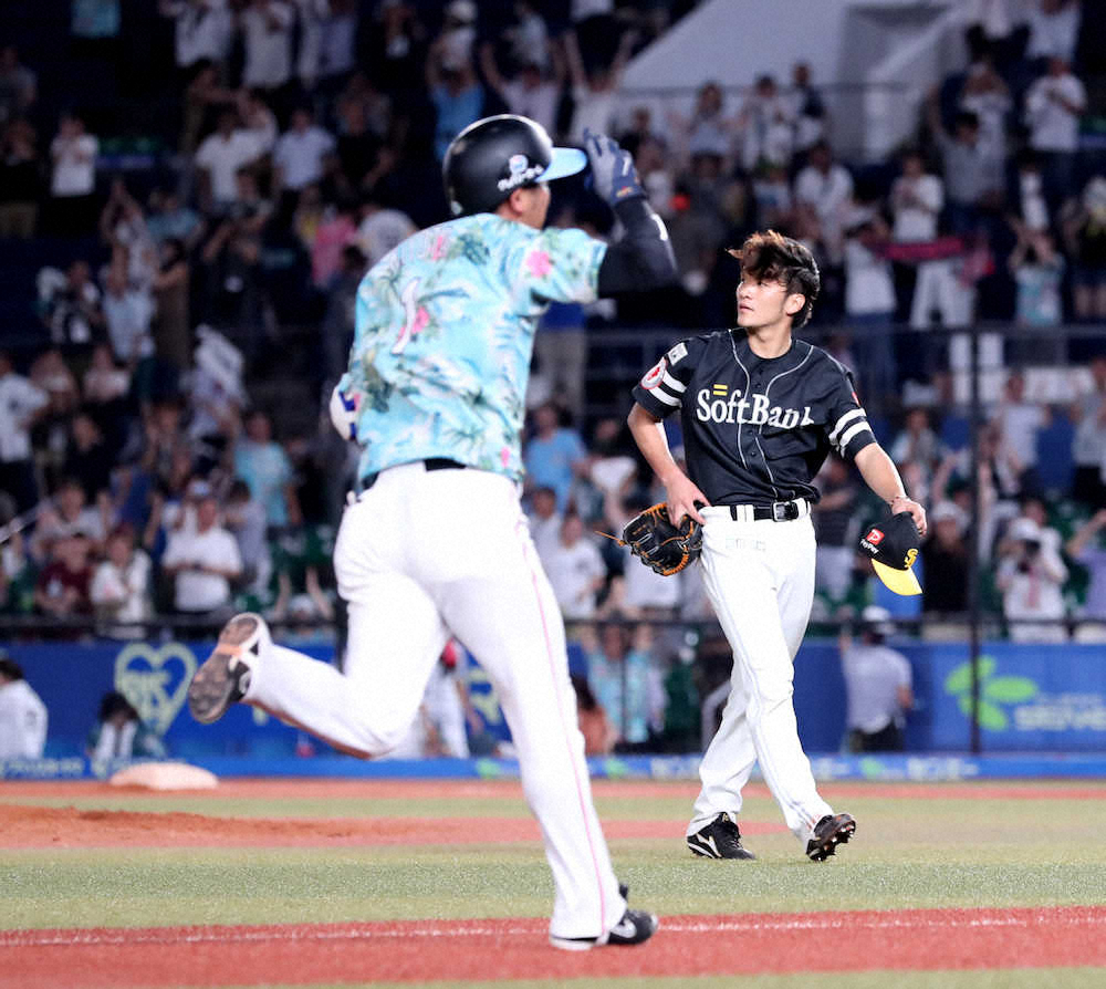 【画像・写真】サヨナラ本塁打の清田（左）と痛恨の一発を浴びた松田遼（撮影・長久保　豊）