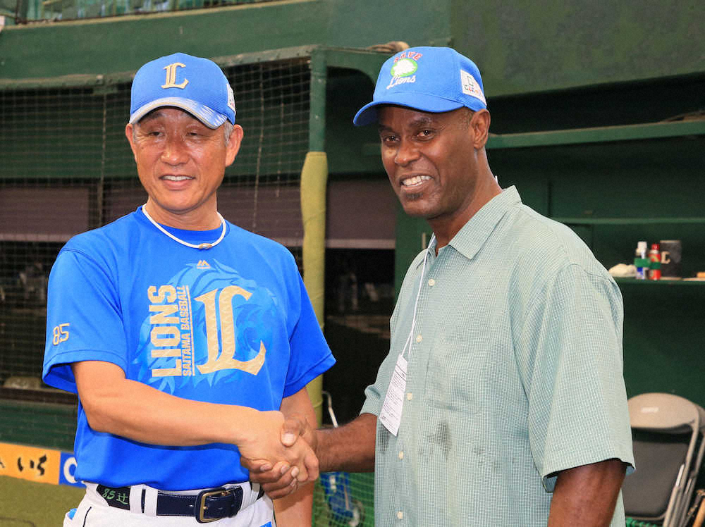 【画像・写真】元西武のウィットフィールド氏が始球式でストライク投球