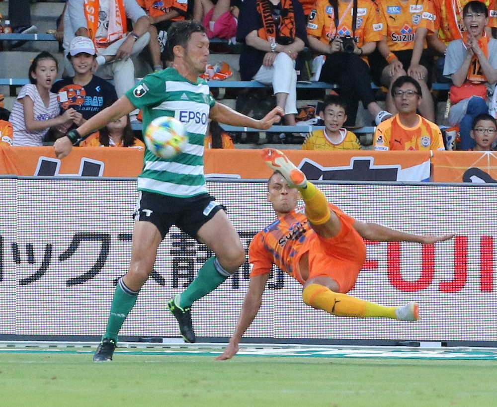 【画像・写真】＜清水・松本＞前半、先制点を挙げるドウグラス（右）。左は松本・飯田（撮影・光山　貴大）