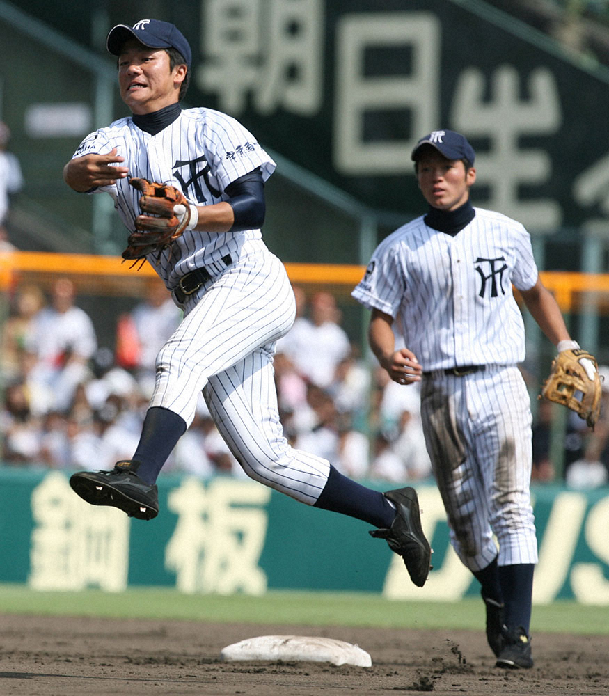 2008年8月18日、全国高校野球・決勝の大阪桐蔭戦でジャンピングスローを見せる常葉菊川・町田（左）