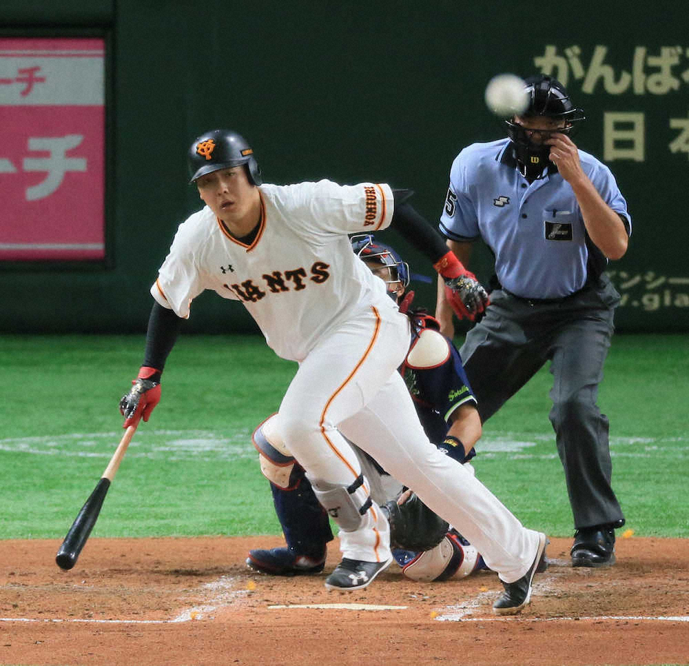 【画像・写真】3回2死一、二塁、中前適時打を放つ岡本（撮影・尾崎　有希）