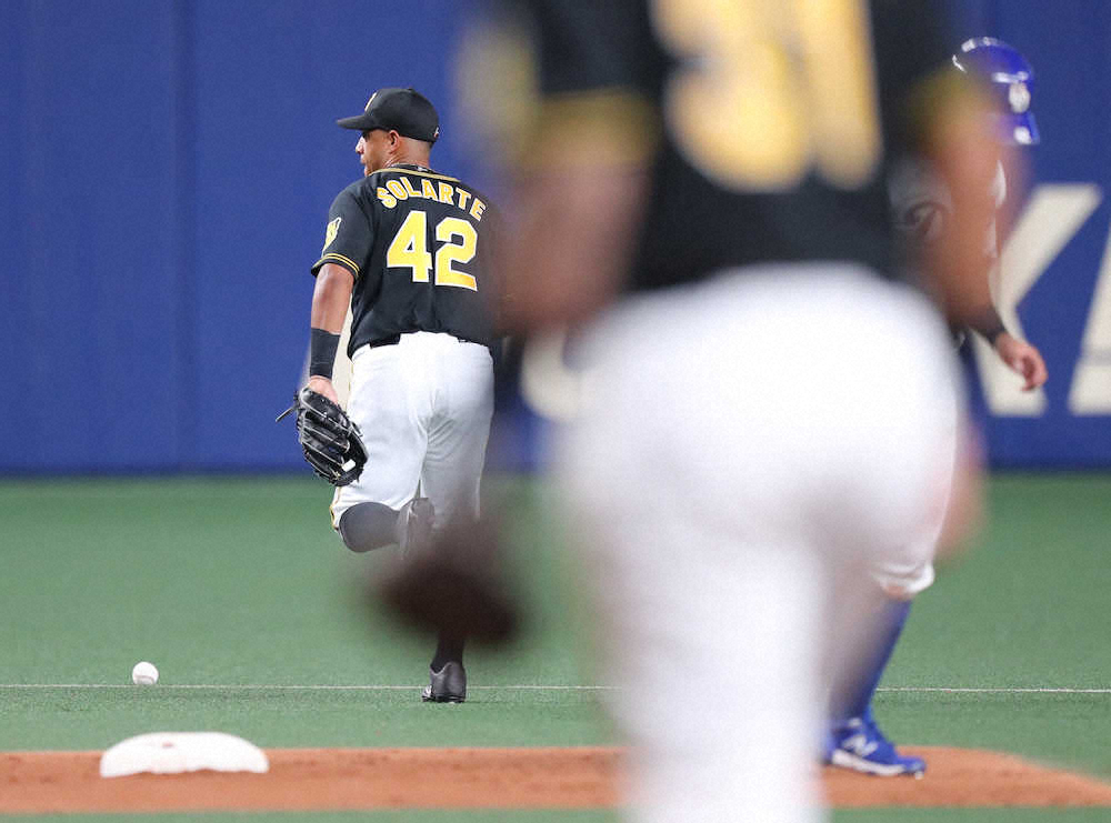 【画像・写真】とんだ走塁ミス…勘違いでベンチに戻りかけたアルモンテ　まさかのアウトに