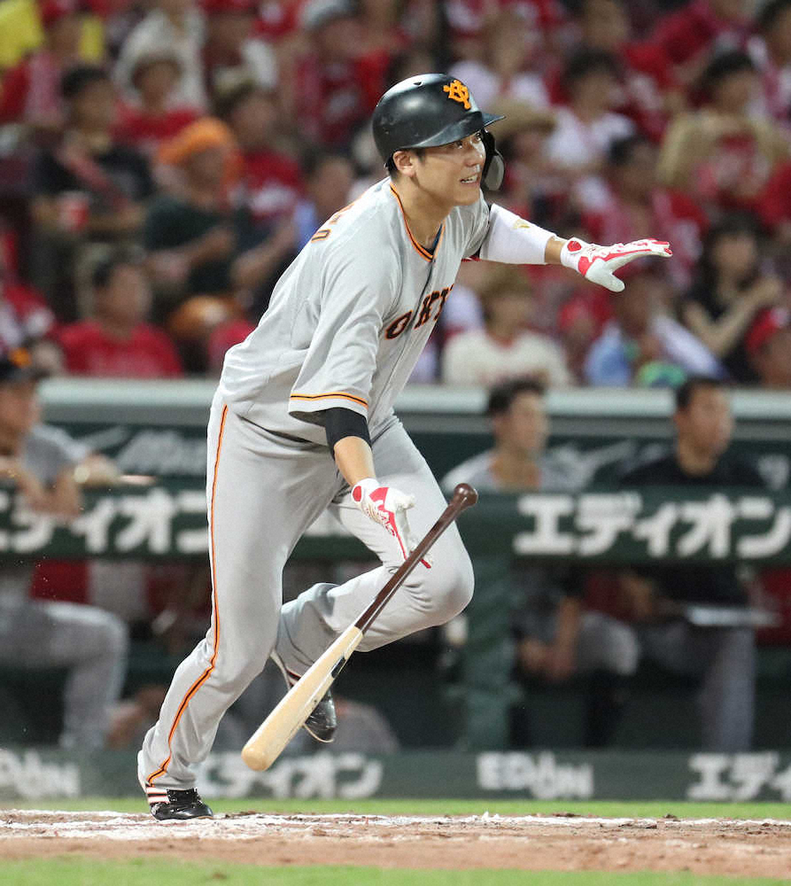 【画像・写真】8回1死二塁、坂本は右前に適時打を放つ（撮影・奥　調）