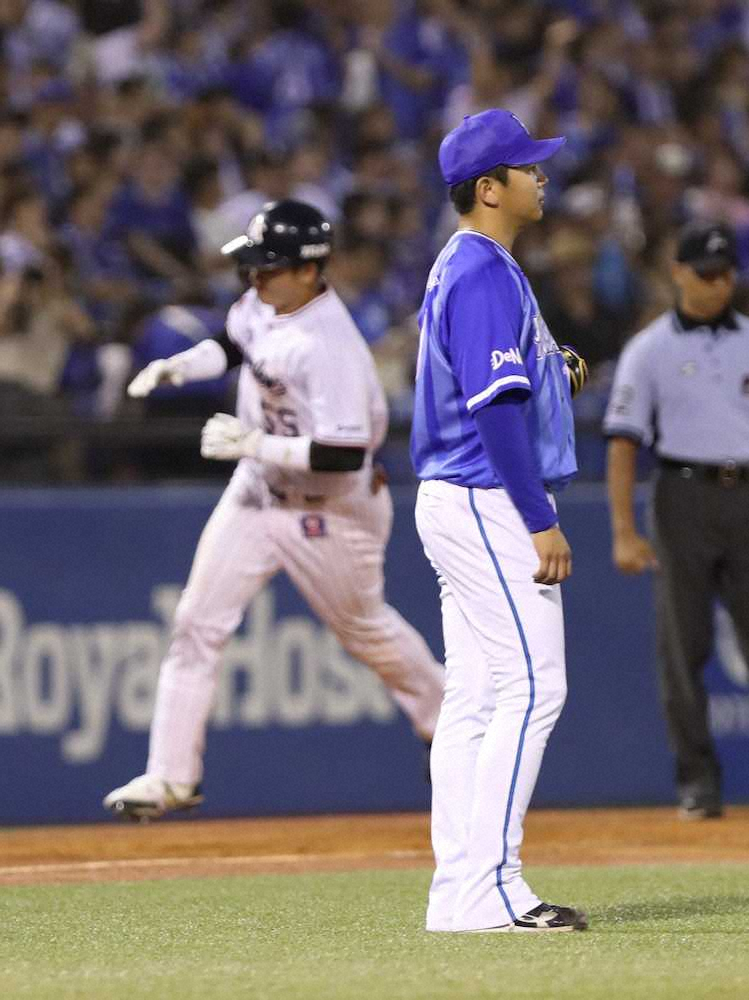 【画像・写真】9回無死一塁、村上にサヨナラ2ランを浴び呆然とする山崎（撮影・村上　大輔）