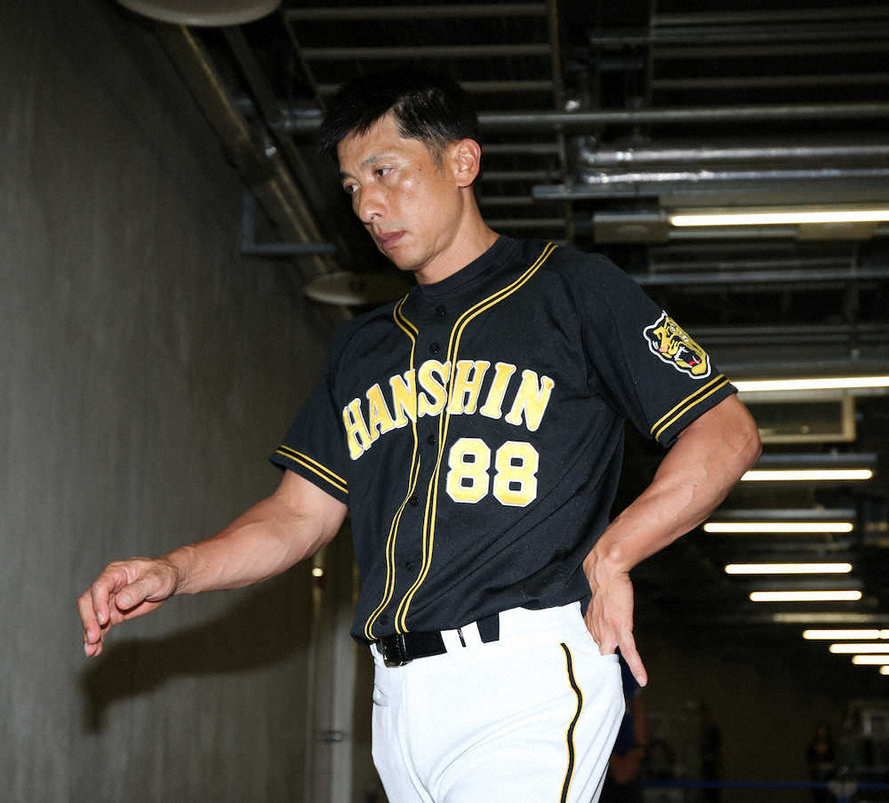 【画像・写真】肩を落として球場をあとにする矢野監督（撮影・大森　寛明）