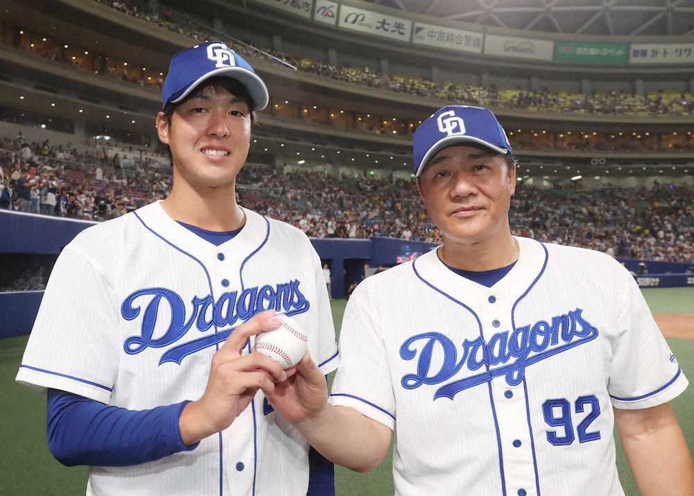 【画像・写真】プロ初登板で初勝利を挙げた梅津は、与田監督（右）と共にウイニングボールを手に記念撮影する（撮影・椎名　航）