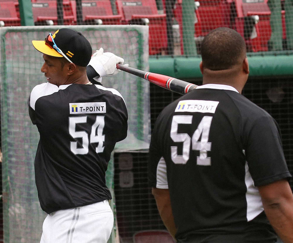 【画像・写真】ソフトバンク　試合前練習でデスパイネが二人？