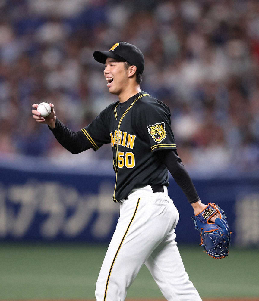 【画像・写真】2回無死、平田を三ゴロに仕留め、三塁手・大山に笑顔を向ける青柳（撮影・坂田　高浩）