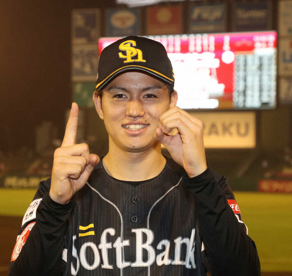 【画像・写真】10勝目を挙げた高橋礼は両手で「10」をつくる（撮影・西海健太郎）