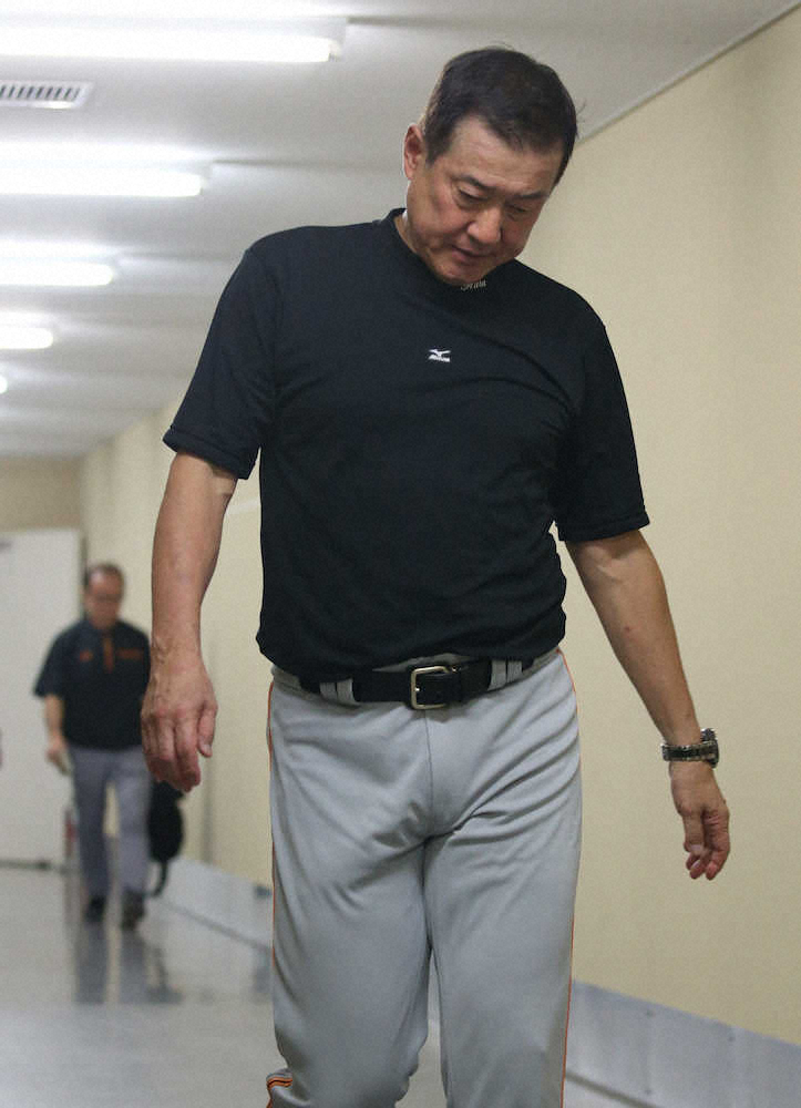 【画像・写真】スタジアムを後にする原監督（撮影・森沢裕）
