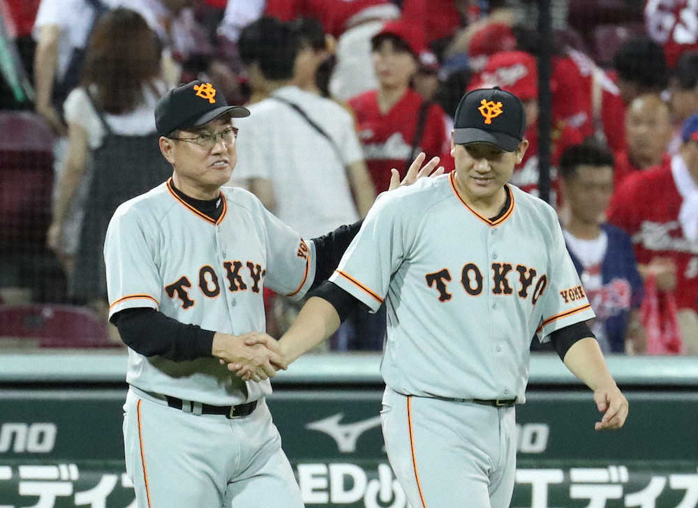 【画像・写真】勝利し菅野（右）と握手する原監督（撮影・奥　調）