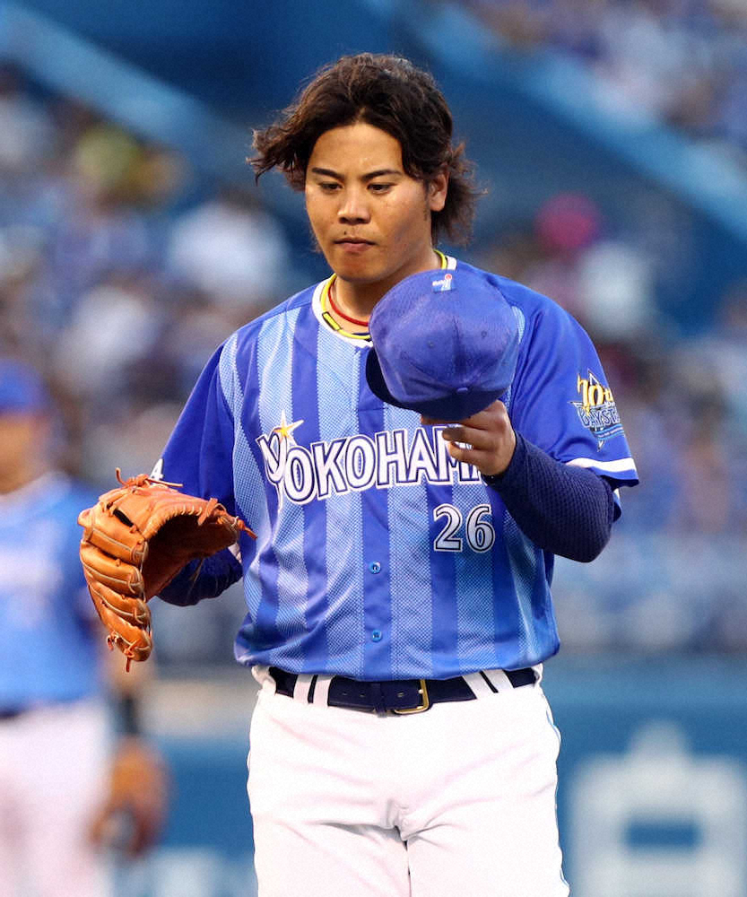 【画像・写真】初回無死、死球を広岡に与え帽子を取る浜口（撮影・久冨木　修）　