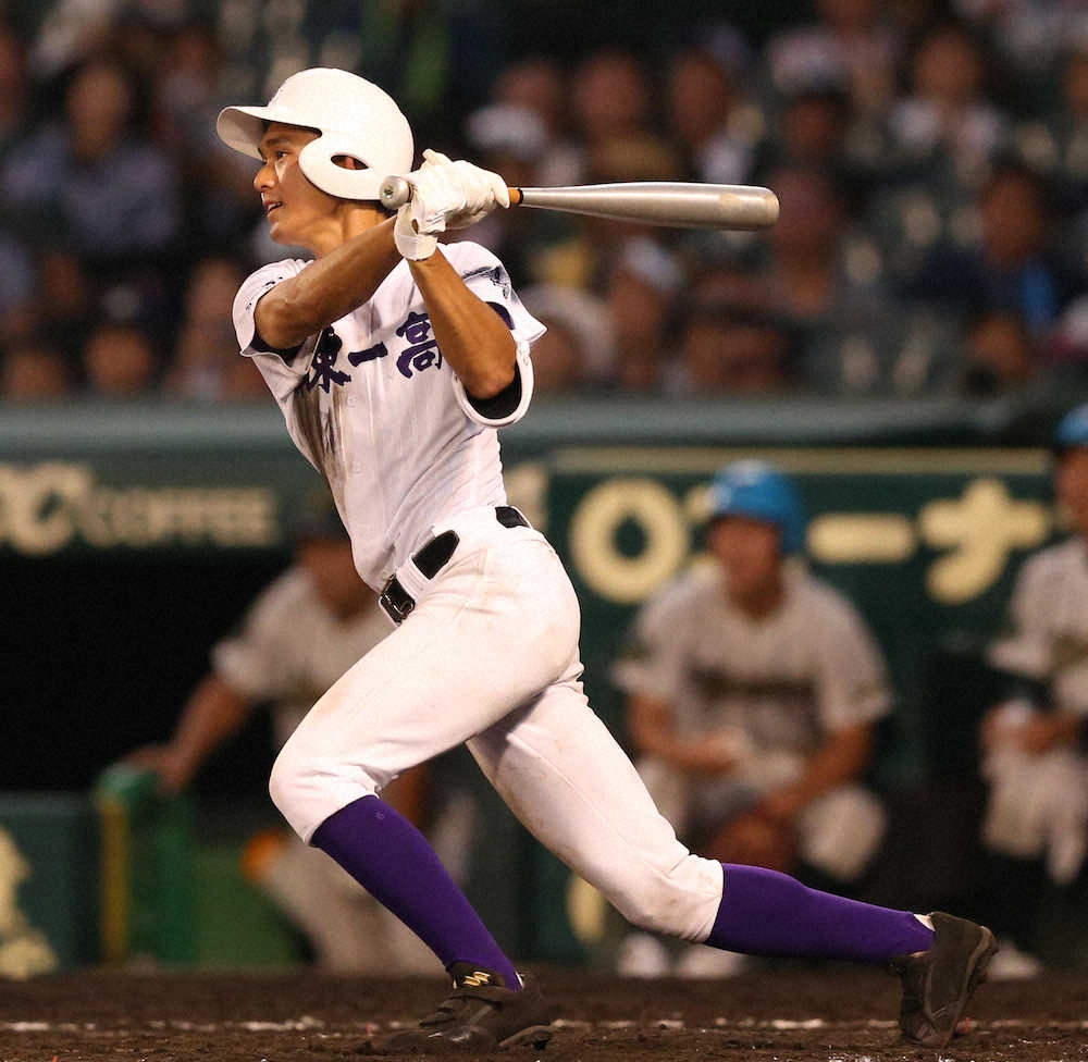 7回1死二塁、関東第一・渋谷は中越えに適時二塁打を放つ（撮影・北條　貴史）