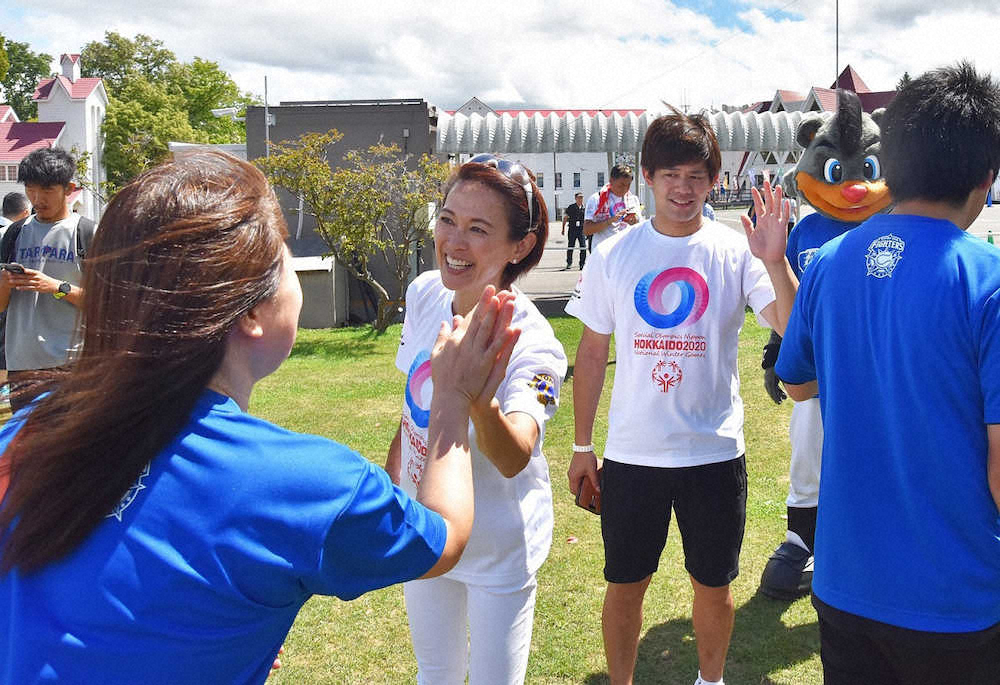 【画像・写真】有森裕子氏が始球式　打者務めた小塚崇彦氏は1回転ジャンプスイング