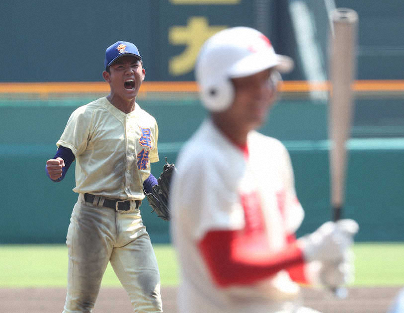 【画像・写真】13回1死一、二塁、智弁和歌山・池田を打ち取り、吠えながらガッツポーズする星稜・奥川（左）（撮影・平嶋　理子）