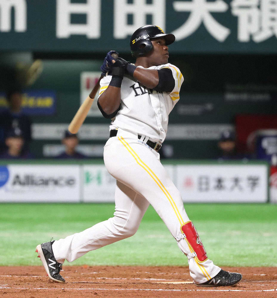 【画像・写真】ソフトB・コラス　球団史上初の初打席初球アーチ!「最高の結果」