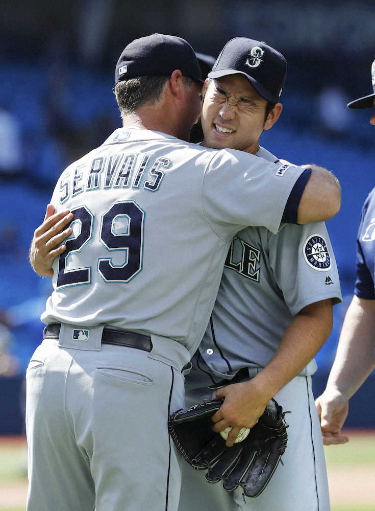 【画像・写真】メジャー初完封を飾り、サービス監督（左）と抱き合う菊池