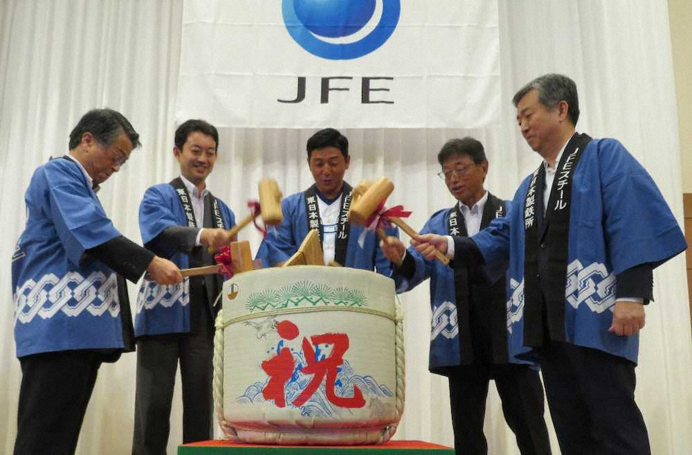 優勝祝賀会で鏡開きを行うJFE東日本の落合成紀監督（中央）ら