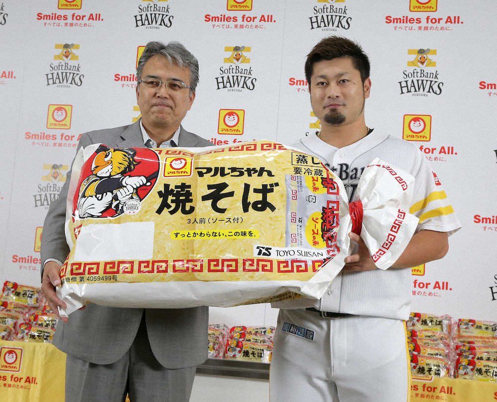 【画像・写真】ソフトB森「モリモリ食べてリーグ優勝できるよう頑張りたい」　マルちゃん焼きそば450食贈呈