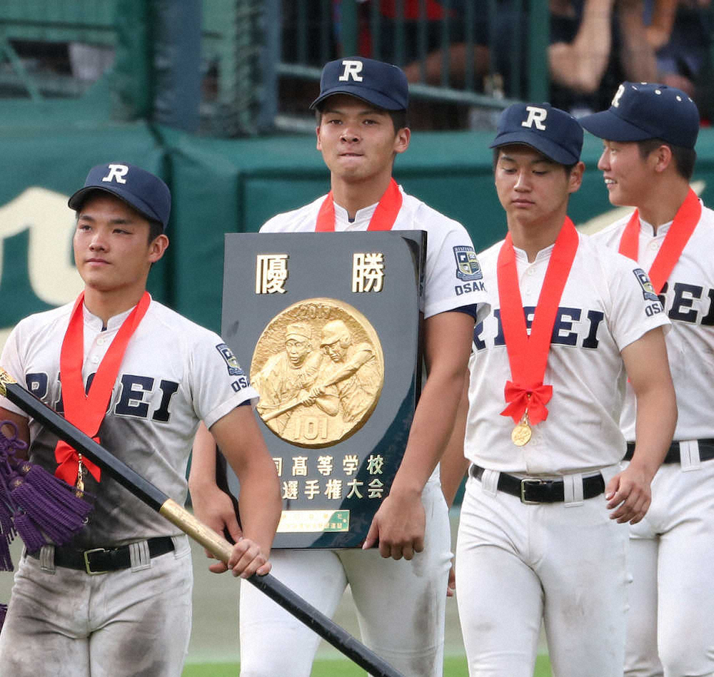 【画像・写真】優勝盾を手に行進する履正社・井上（左から2人目）（撮影・大森　寛明）