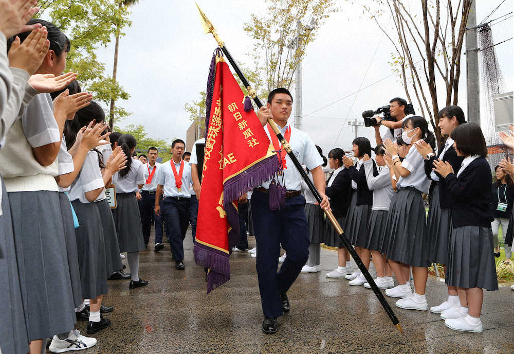 【画像・写真】履正社、優勝から一夜明け凱旋　野口主将「もう一度この旗を」後輩に連覇託す