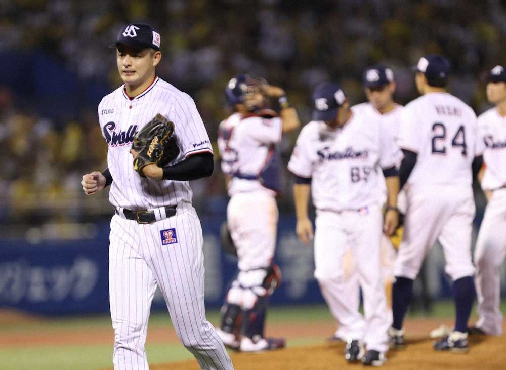 【画像・写真】4回、逆転を許し2番手・星（右24）にマウンドを譲る田川（撮影・村上　大輔）