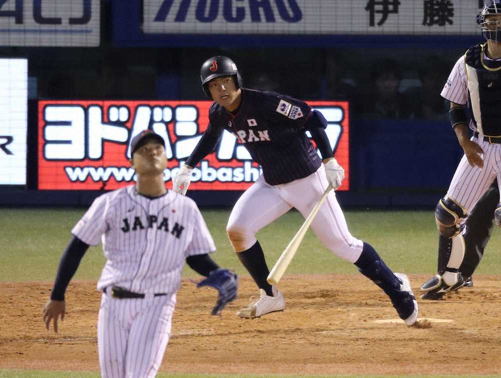 5回2死一、二塁、高校日本代表・石川が左中間フェンス直撃の適時二塁打を放つ　（撮影・大塚　徹）