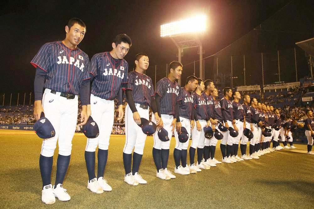 試合後、スタンドにあいさつする（左から）奥川、佐々木ら高校日本代表ナイン（撮影・村上　大輔）