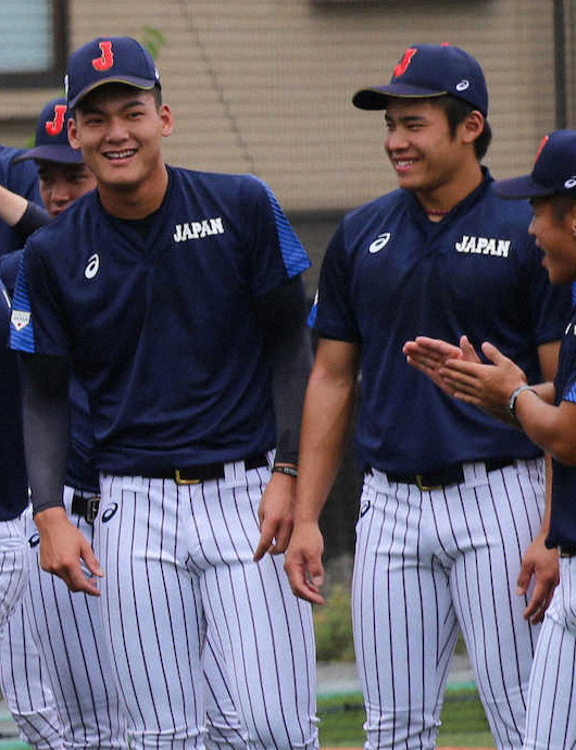 投球練習を始めた野手登録の石川（左）と遠藤
