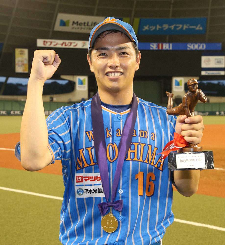 【画像・写真】最高殊勲選手賞を受賞したマツゲン箕島硬式野球倶楽部・和田は笑顔（撮影・西海健太郎）