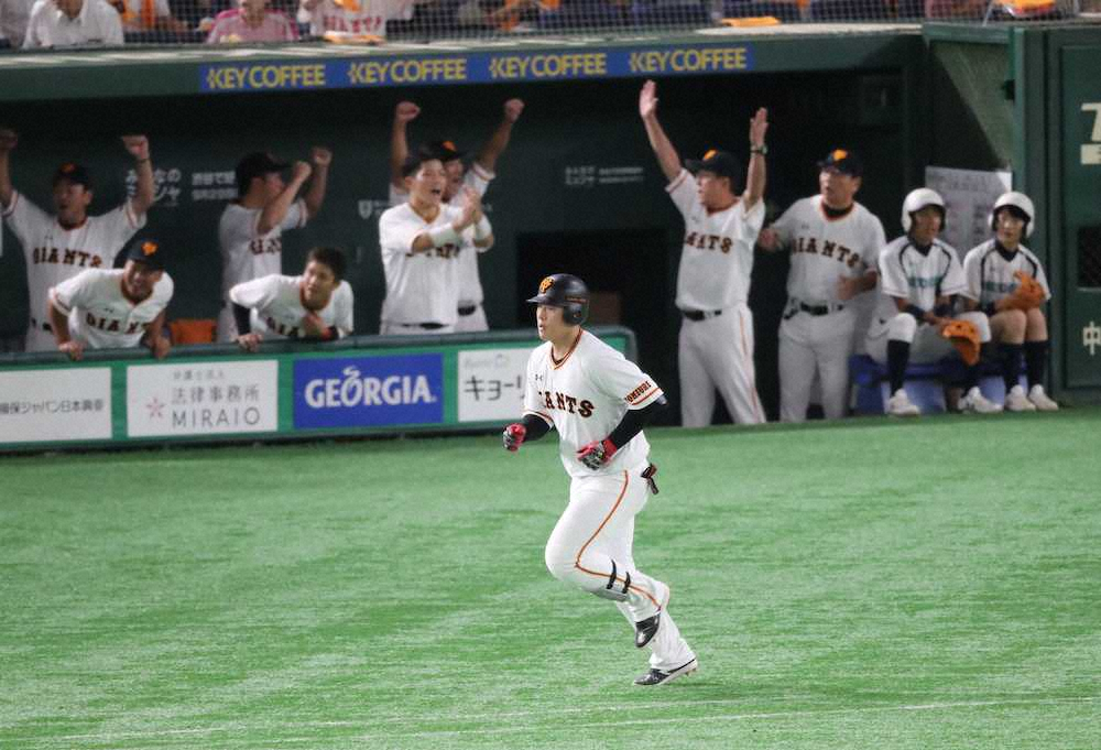 【画像・写真】巨人　4年ぶり1イニング2桁得点でＭ18　岡本　2人の師匠の前で逆方向へ2点弾
