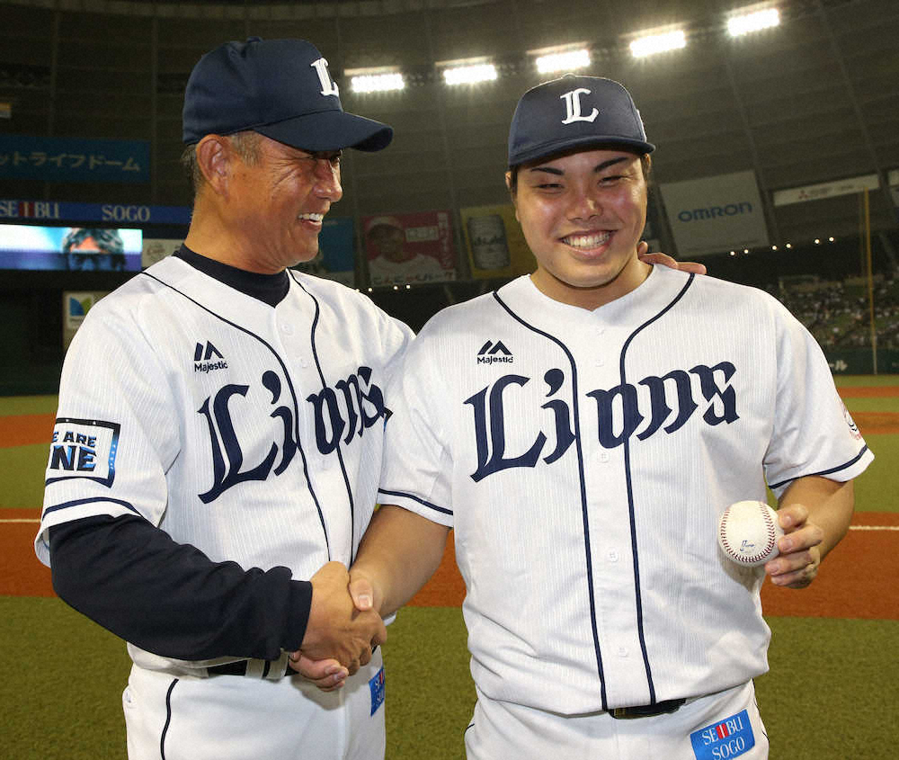 【画像・写真】西武・平良、2球でプロ初勝利！「森さんの要求した良いコースに投げられた」　記念ボールは両親に