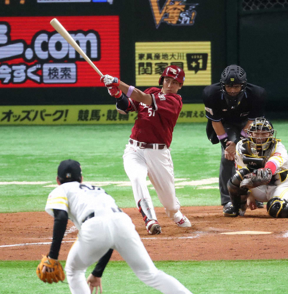 【画像・写真】8回1死、右越えにソロを放つ小郷（撮影・岡田　丈靖）