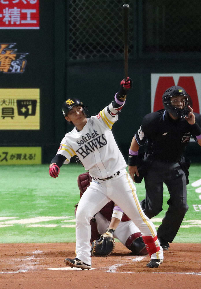 【画像・写真】2回1死、左越えにソロを放つ今宮（撮影・岡田　丈靖）