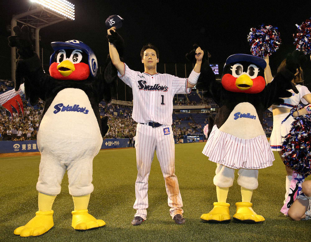 【画像・写真】山田哲、3打席凡退からさすがの修正力　サヨナラ満塁弾「今年一番、気持ちよかった」