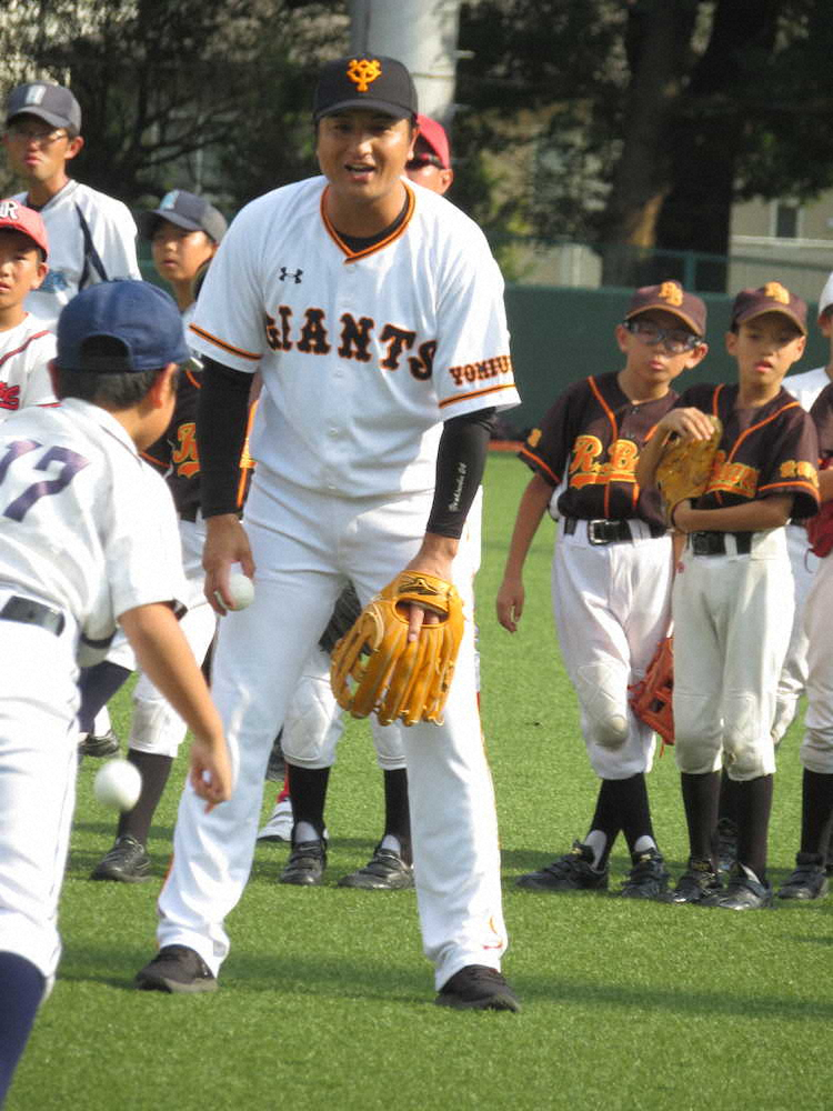 ファンケルキッズベースボールで少年野球チームの子どもたちに指導する高橋氏