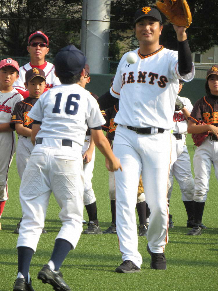 ファンケルキッズベースボールで少年野球チームの子どもたちに指導する高橋氏