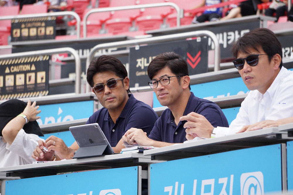 韓国プロ野球のKT―SK戦を視察した（左から）侍ジャパンの稲葉監督、建山投手コーチ、井端内野守備走塁コーチ　　　　　　　　　　　　　　　　　　　　　　　　　　　　　　　