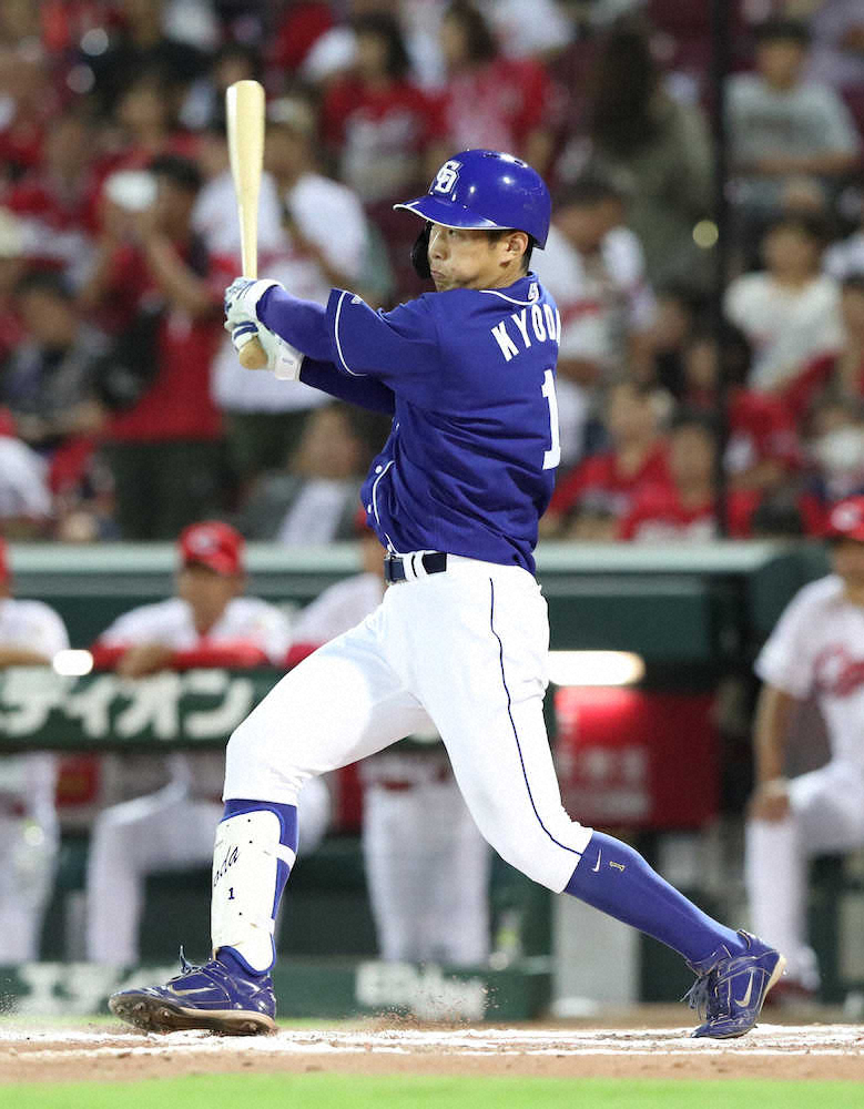 10回無死、京田は右越えにソロ本塁打を放つ　（撮影・奥　調）