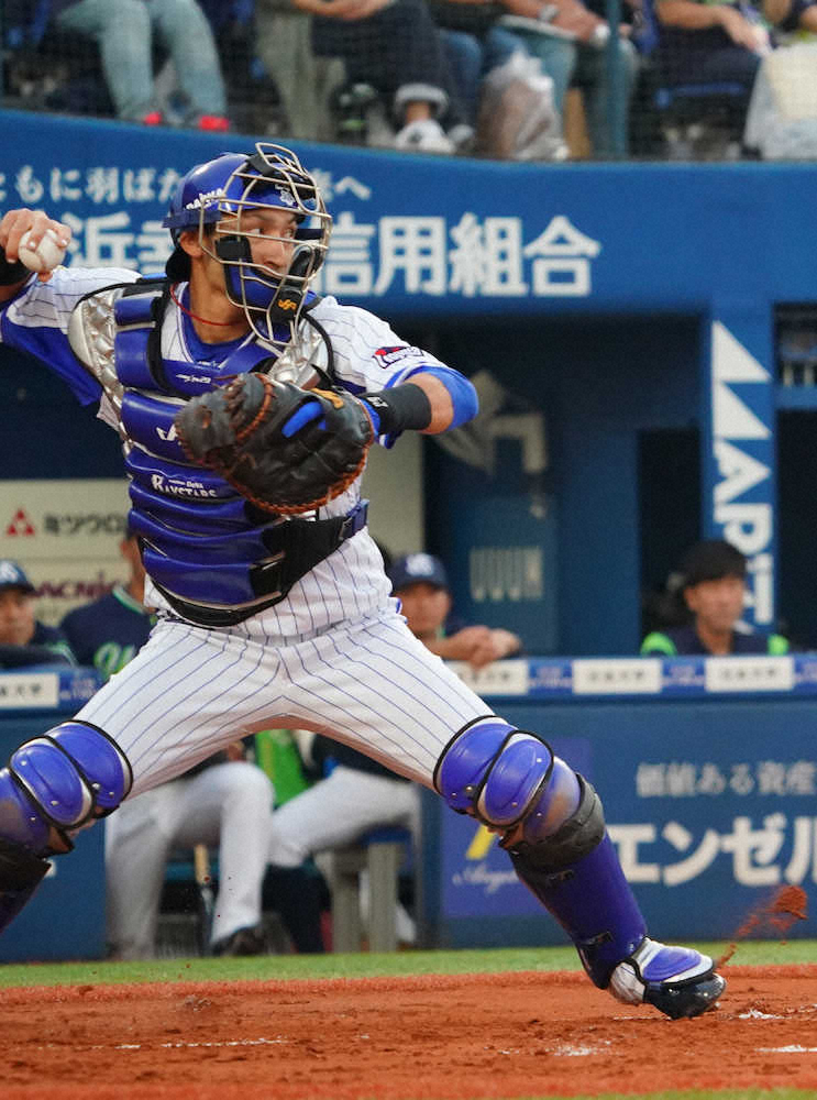 【画像・写真】DeNA・伊藤光が山田哲の盗塁記録止めた！ズバッとストライク送球「流れ止められた」