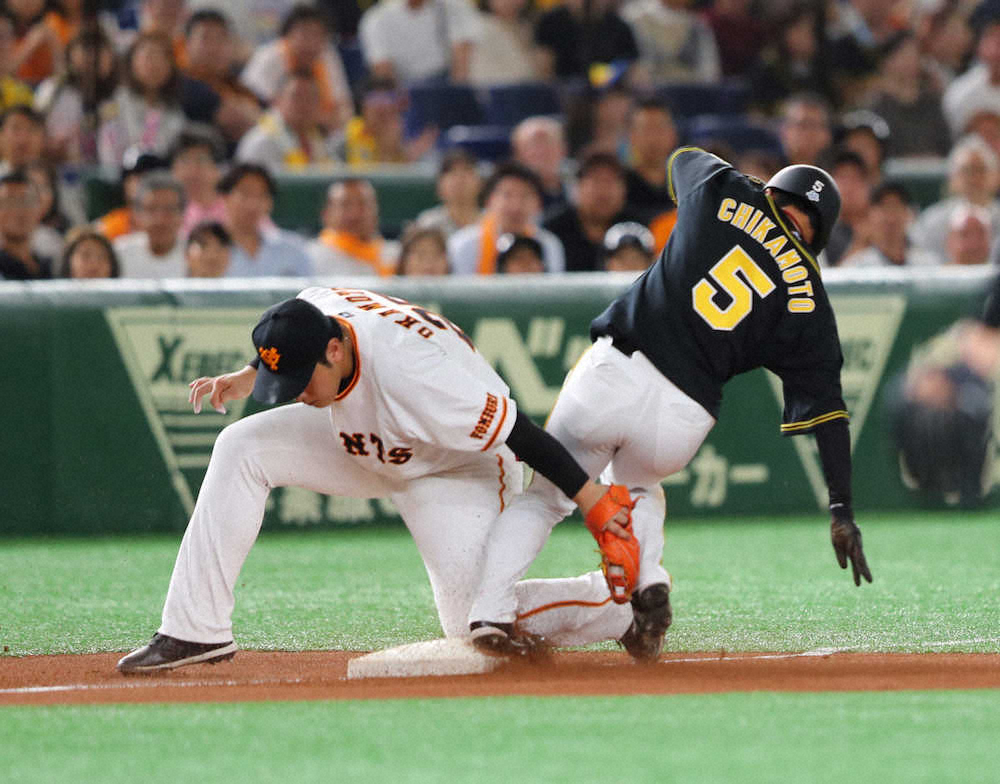 【画像・写真】阪神　勝ち越しに成功　近本の三盗から3連続四球で1点