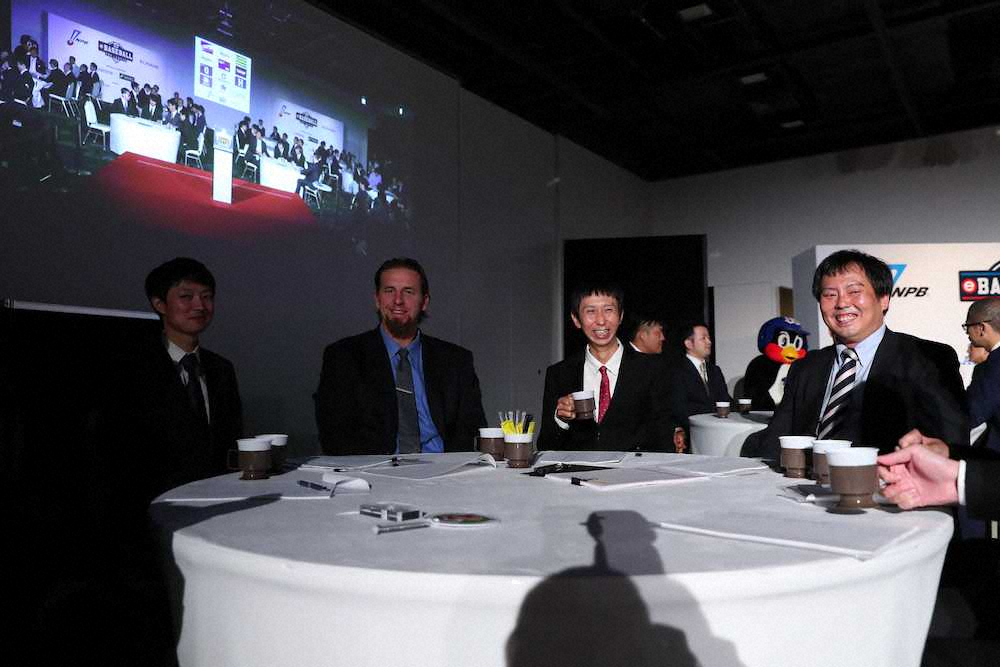 eドラフト会議に出席したブラッド・エルドレッド氏（左から2人目）、アンガールズ・山根良顕（同3人目）　(C)Nippon　Professional　Baseball/　(C)Konami　Digital　Entertainment