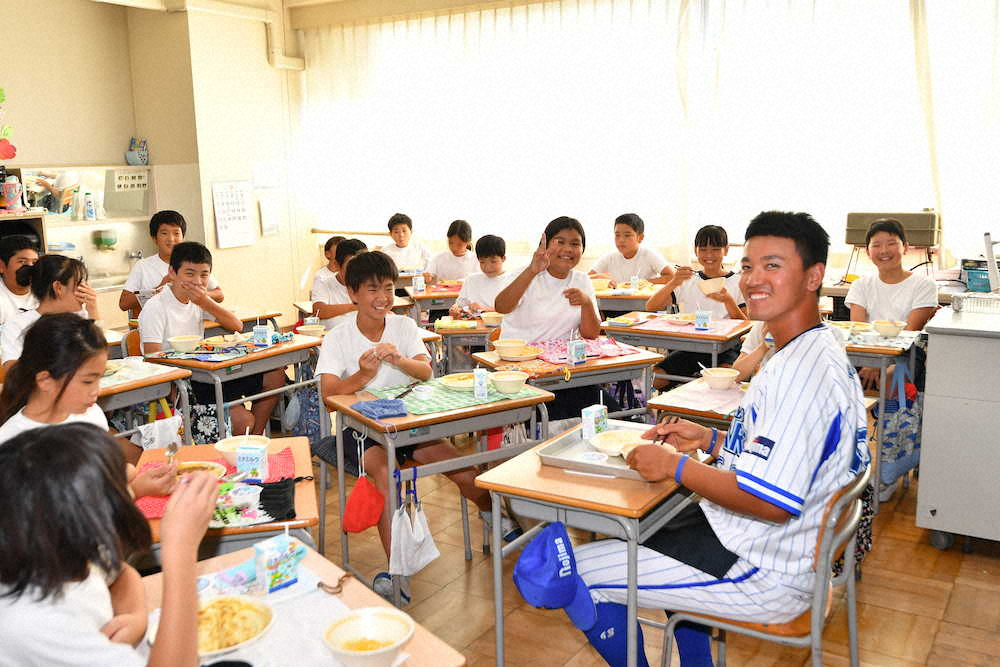 生徒とカレーを食べるDeNA・関根