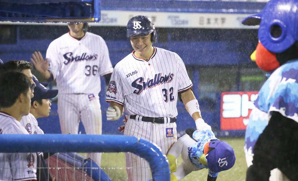 【画像・写真】ヤクルト・松本直が待望のプロ初アーチ！　前日Vの巨人から10点目、直後に雨が強くなり中断