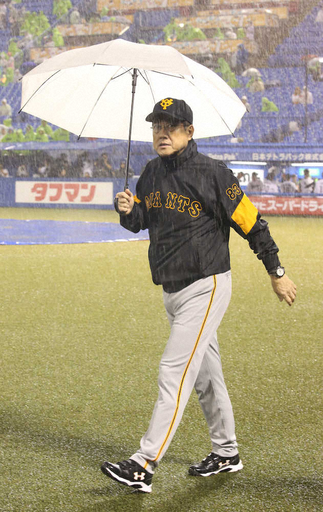 【画像・写真】V翌日、お疲れの巨人は10失点大敗　最下位ヤクルトは今季12度目の2桁得点で7回降雨コールド勝ち