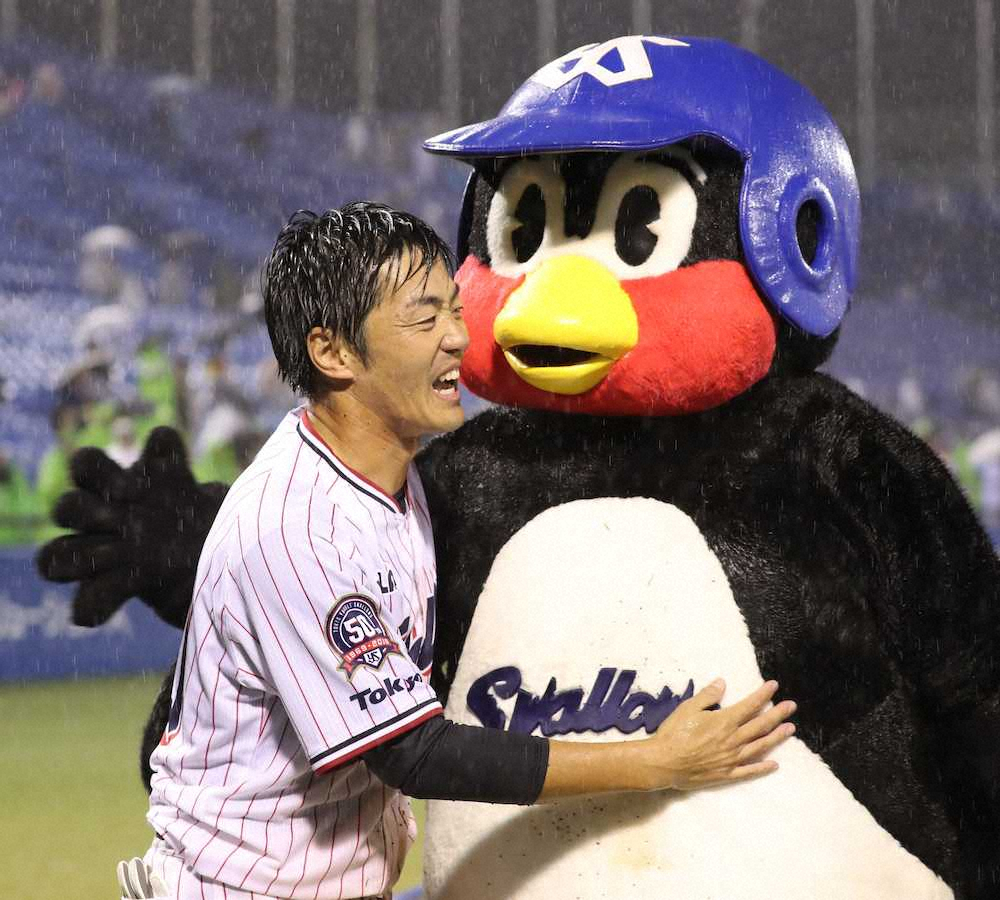 【画像・写真】ヤクルト・三輪　どしゃ降りの中で爆笑引退セレモニー　最後まで“いじられキャラ”貫く