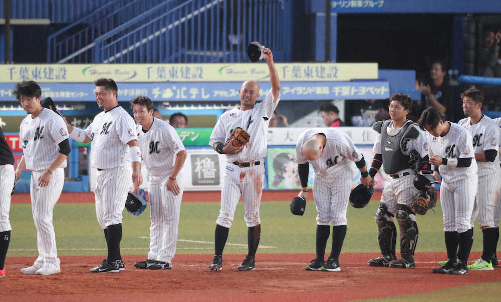 【画像・写真】ロッテ一筋26年の福浦　引退試合でチーム、家族、ファンに感謝「幸せな野球人生でした」笑顔で別れ