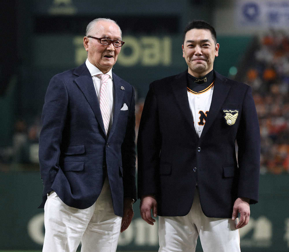 17年、通算2000安打を達成し、長嶋茂雄巨人軍終身名誉監督（左）から名球会ブレザーを贈られる阿部