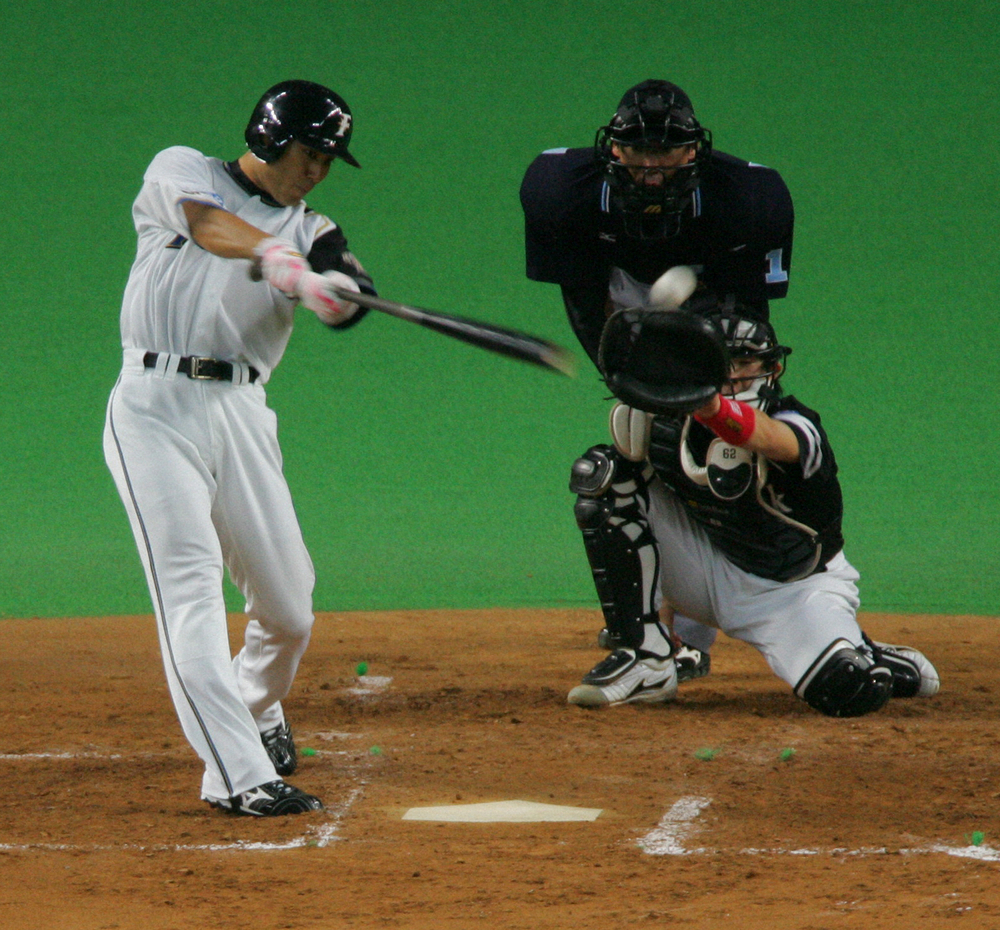 2006年、プレーオフで左前打を放つ日本ハム・田中賢