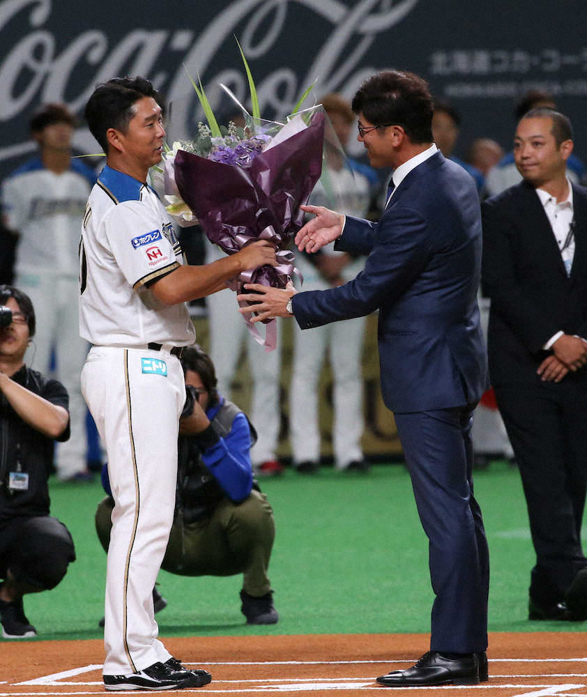 【画像・写真】日本ハム・実松「21年間プロにいられた…それを自信に」　引退セレモニーには同期・建山氏、稀哲氏登場